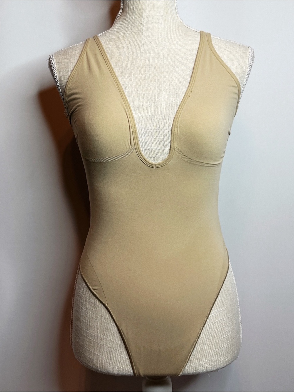 Skims Seamless Sculpt Deep Plunge Thong Bodysuit - Picture 3 of 6